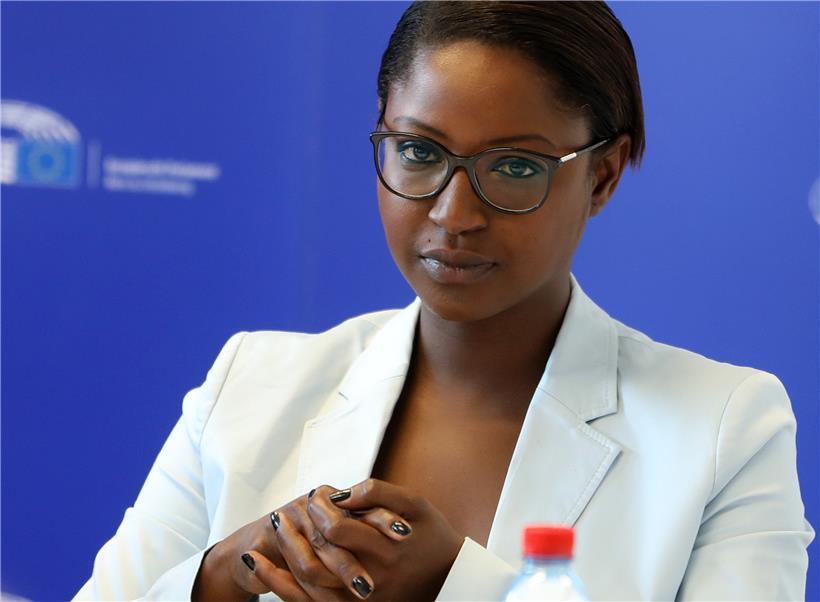 Die DP-Europaabgeordnete Monica Semedo wurde wegen Mobbing gegen ehemalige Mitarbeiter für 15 Tage von den Aktivitäten des EU-Parlaments ausgeschlossen
