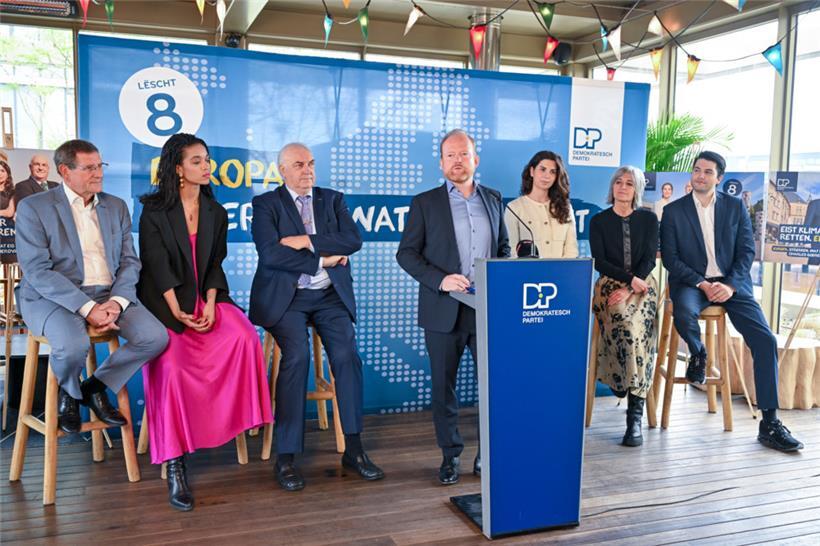 Die DP-Kandidaten und ihr Generalsekretär: (v.l.) Gusty Grass, Jana Degrott, Charles Goerens, Claude Lamberty, Amela Skenderovic, Nancy Braun und Christos Floros bei der Vorstellung der Wahlkampfthemen
