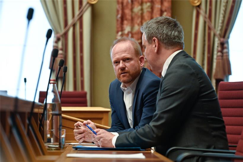 Die DP-Politiker Claude Lamberty und Claude Meisch im Parlament

