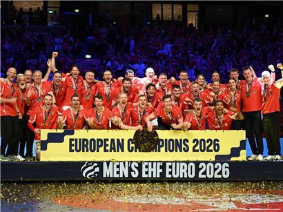 Dänische Fußballspieler jubeln nach dem Gewinn des EM-Titels 2024, erstmals seit 14 Jahren wieder Europameister.