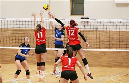 Die Damen aus Bartringen (in Blau) würden mit einem Sieg gegen Petingen im Play-off-Rennen bleiben
