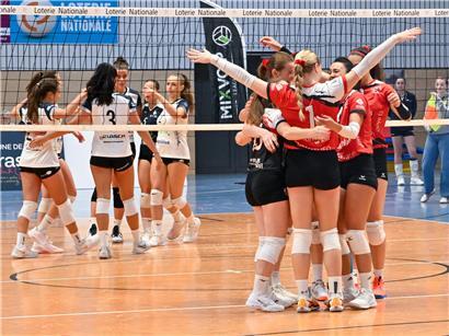 Damenmannschaft aus Mamer in roten Trikots feiert den ersten Platz beim Wettbewerb