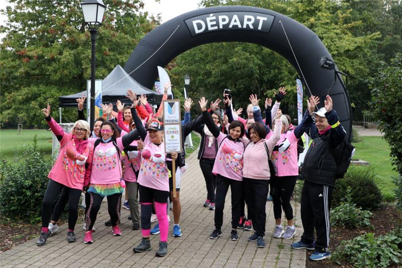 Die Damen der Gemeinde Frisingen und der Zumba-Gruppe um Trainerin Tatiana hatten sichtlich Spaß beim Lauf – und kreative Themenoutfits 
