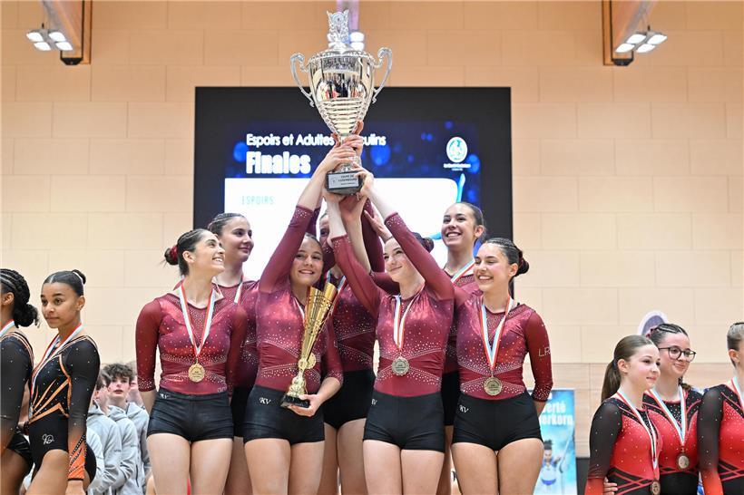 Frauenmannschaft Réveil Bettemburg jubelt nach erfolgreicher Titelverteidigung im Handball