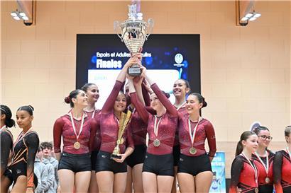 Frauenmannschaft Réveil Bettemburg jubelt nach erfolgreicher Titelverteidigung im Handball