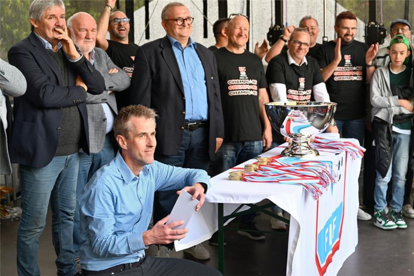 Die Delegation der FLF um Präsident Paul Philipp überreichte Medaillen und Meist...