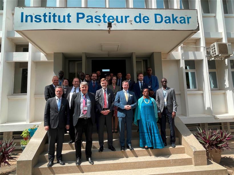 Die Delegation vor dem Institut Pasteur in Dakar