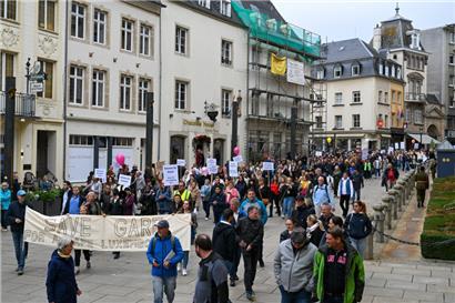 Die Demonstranten bei ihrer Ankunft vor vom Parlamentsgebäude am Samstag in der Hauptstadt
