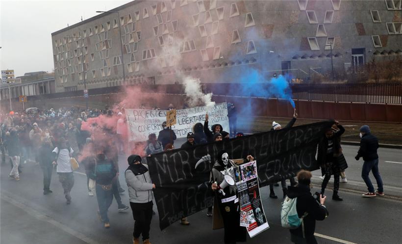 Die Demonstranten hüllten sich bei den Luxemburger Protesten am vergangenen Samstag immer wieder in bunten Rauch
