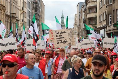 Die Demonstranten machten nicht nur Lärm, sondern hielten auch aufwendig hergestellte Pappschilder in die Luft
