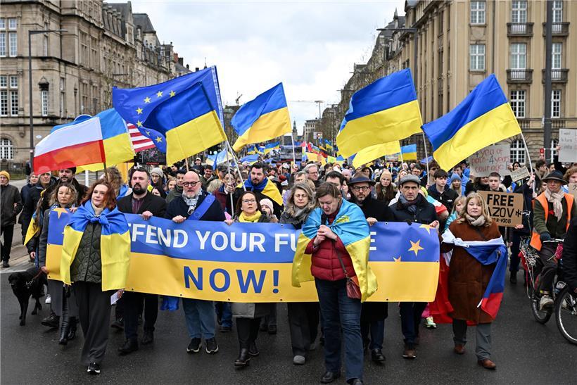 Demonstration anlässlich des bevorstehenden Jahrestages der russischen Großinvasion Demonstration in der Hauptstadt mit Verteidigungsministerin Yuriko Backes und Europaabgeordnetem Marc Angel in der vordersten Reihe