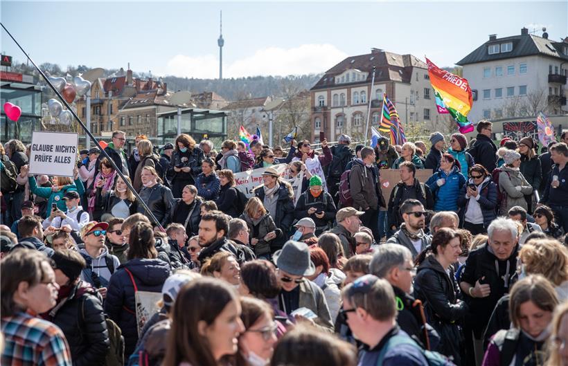 Die Demonstration in Stuttgart richtete sich gegen die Pandemie-Einschränkungen der Bundesregierung. Abstandsregeln und das Tragen von Masken wurden größtenteils missachtet.
