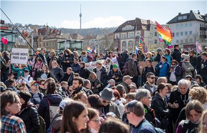 Die Demonstration in Stuttgart richtete sich gegen die Pandemie-Einschränkungen der Bundesregierung. Abstandsregeln und das Tragen von Masken wurden größtenteils missachtet.
