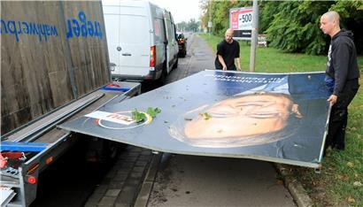 Die Demontage hat begonnen: In Sachsen-Anhalt wurden gestern bereits Wahlplakate der CDU entfernt, doch auch in Berlin dürfte die Unionsparteien nach dem Wahldebakel bald das große Aufräumen packen 
