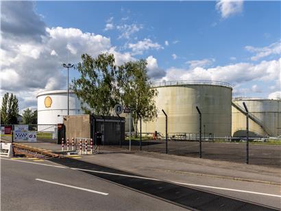 Feuer an der Dichtung eines leeren Öltanks auf dem Shell-Gelände in Bartringen, sichtbare Flammen und Rauchentwicklung