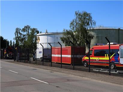 Feuer an der Dichtung eines leeren Öltanks auf dem Shell-Gelände in Bartringen, sichtbare Flammen und Rauchentwicklung