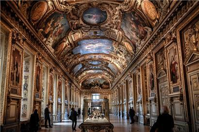 Die Diebe ließen Schmuck von „unschätzbarem Wert“ aus der „Gallerie d’Apollon“ des Louvre mitgehen
