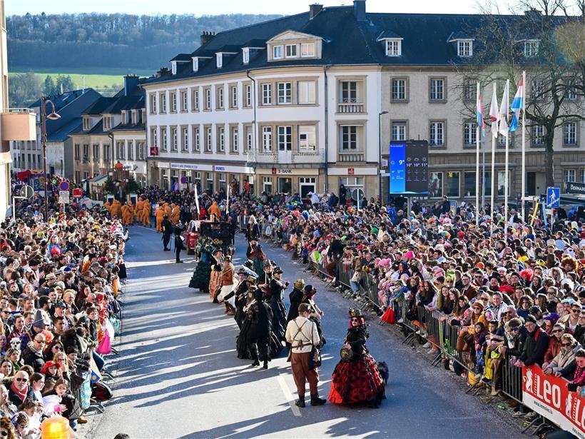 Diekircher Kavalkade Umzug startet um 14 Uhr statt 14:30 Uhr, bunt kostümierte Teilnehmer und Karnevalsstimmung in Diekirch