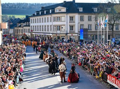 Diekircher Kavalkade Umzug startet um 14 Uhr statt 14:30 Uhr, bunt kostümierte Teilnehmer und Karnevalsstimmung in Diekirch