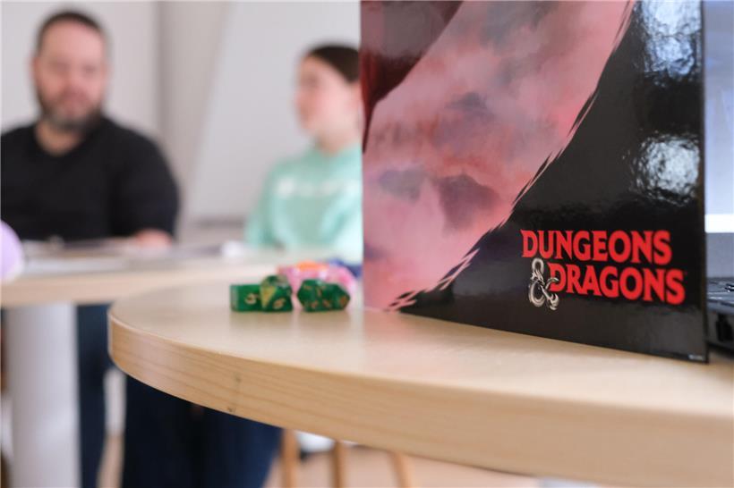 Differdinger Stadtbibliothek als kreativer Spielraum für Abenteuer und gemeinsames Erzählen in moderner Bibliotheksumgebung