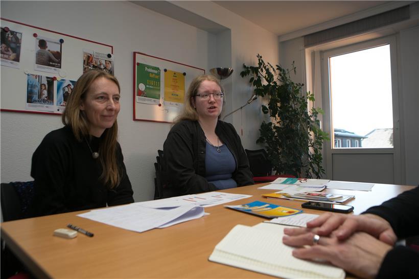 Die Diplompsychologinnen Aline Hartz (l.) und Sally Stephany sind der Meinung, dass man Mobbing und Cybermobbing nicht strikt voneinander trennen kann
