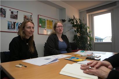 Die Diplompsychologinnen Aline Hartz (l.) und Sally Stephany sind der Meinung, dass man Mobbing und Cybermobbing nicht strikt voneinander trennen kann

