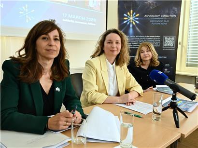 Anne Calteux, Inna Jaremenko und Barbara Karpetova präsentieren das Projekt „Advocacy Coalition – Defending Our Future Now“ in Luxemburg