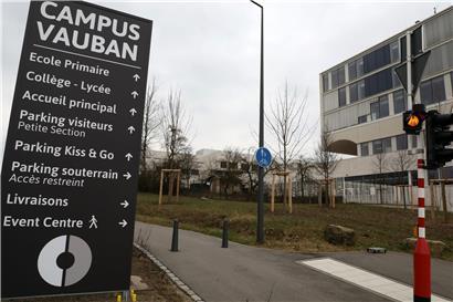 Die Direktorin des „Lycée Vauban“ zeigt sich besorgt über den Vorfall. Sie wird allen Eltern der Abschlussklassen nun nahelegen, im Monat Mai jegliche Formen von Zusammenkünften zu vermeiden, um nicht die Abiturprüfungen zu gefährden. 
