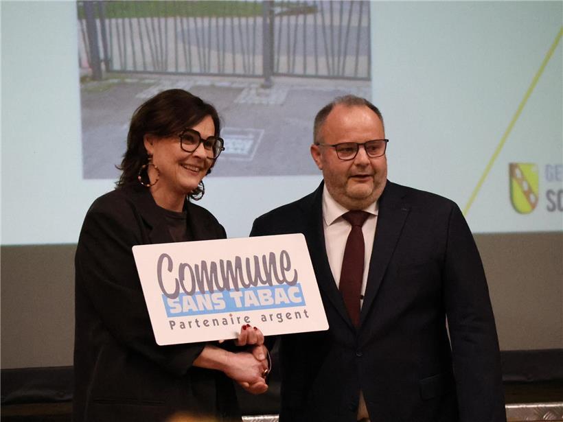 Direktorin von Fondation Cancer übergibt Silberlabel an Bürgermeister von Schifflingen bei Auszeichnung