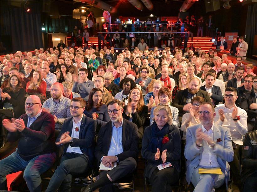 Gut besuchter LSAP-Kongress am Samstagmorgen in der Diskothek Encore mit Teilnehmern und Bühnenbereich