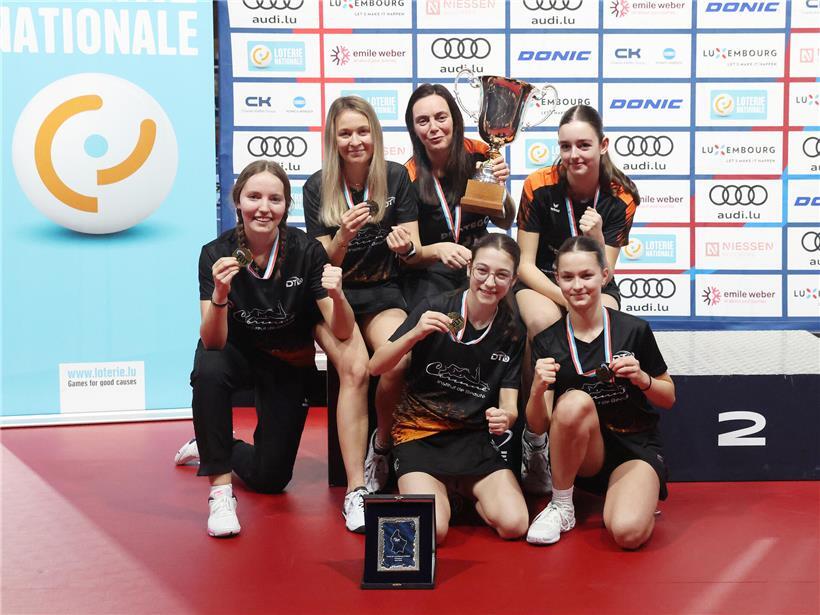 Düdelinger Damen jubeln bei der Pokal-Titelverteidigung im Fußballspiel