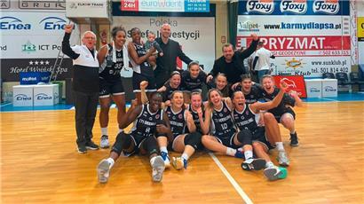 Die Düdelingerinnen bejubeln ihren Sieg nach dem Spiel
