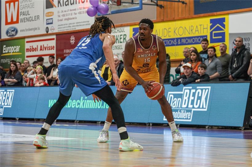 Die Duelle der „Big Men“ (auf dem Foto: Brandon Johnson und Kim Aiken) dürfen am Sonntag einmal mehr im Blickpunkt stehen
