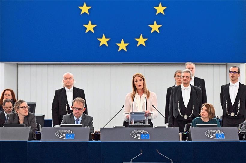 Die EP-Präsidentin Roberta Metsola (M.) gab zu Beginn der dieswöchigen Plenarsitzung eine Erklärung zur jüngst aufgeflogenen Korruptionsaffäre im Parlament ab
