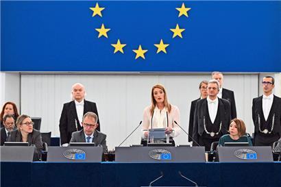 Die EP-Präsidentin Roberta Metsola (M.) gab zu Beginn der dieswöchigen Plenarsitzung eine Erklärung zur jüngst aufgeflogenen Korruptionsaffäre im Parlament ab
