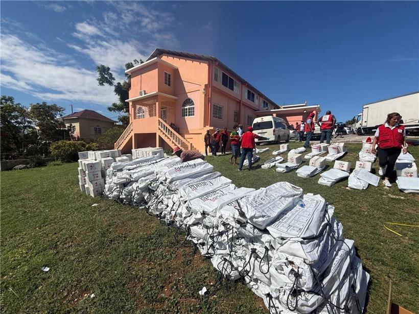 ERU-Teams koordinieren Notunterkünfte und Hilfspaket-Verteilung bei humanitärer Katastrophenhilfe