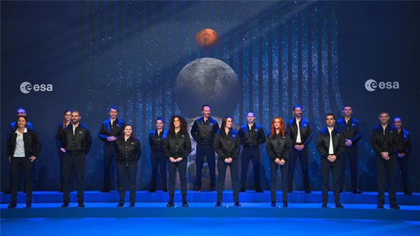 Die ESA hat in Paris 17 neue Astronauten vorgestellt. Dabei wurde die Parität mit acht Frauen fast ganz berücksichtigt.
