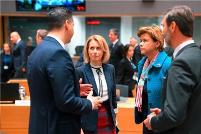 Die EU-Außenbeauftragte Kaja Kallas (2.v.l.), hier im Gespräch mit Teilnehmern der Ratssitzung, will die gegen Syrien verhängten Sanktionen anpassen 
