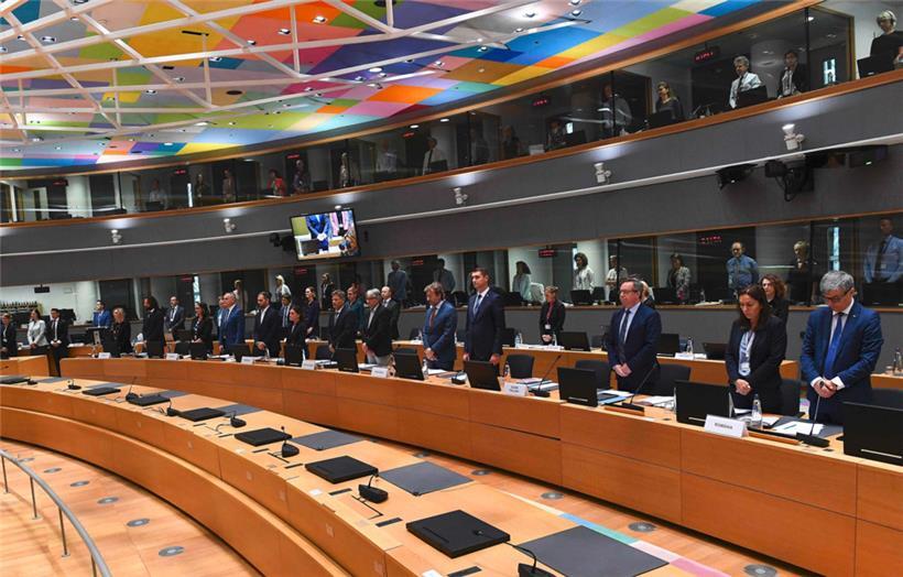 Die EU-Energieminister bei ihrer Schweigeminute für die Queen
