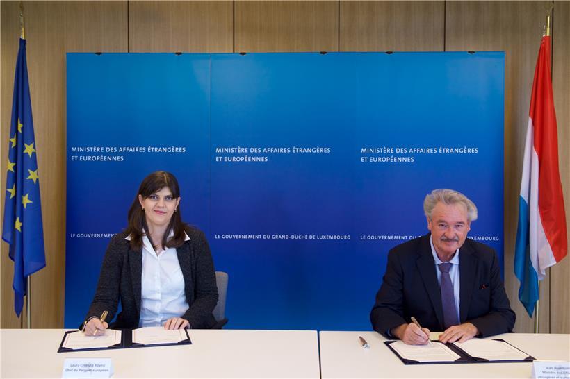 Die EU-Generalstaatsanwältin Laura Codruța Kövesi unterzeichnete gestern mit Luxemburgs Außenminister Jean Asselborn das Abkommen über den Sitz ihrer neuen Behörde auf Kirchberg
