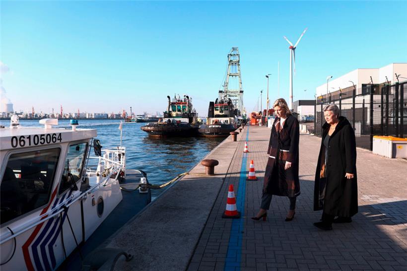 Die EU-Innenkommissarin Ylva Johansson (r.) und die belgische Innenministerin Annelies Verlinden gestern bei ihrem Besuch im Antwerpener Hafen

