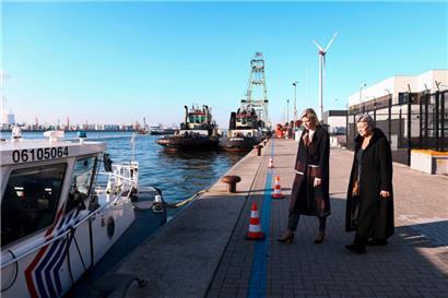 Die EU-Innenkommissarin Ylva Johansson (r.) und die belgische Innenministerin Annelies Verlinden gestern bei ihrem Besuch im Antwerpener Hafen
