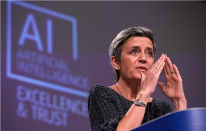 Die EU-Kommissarin Margrethe Vestager stellte gestern das Regelwerk zur Künstlichen Intelligenz vor
