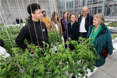 Die EU-Kommissarin für die Kohäsionspolitik, Elisa Ferreira (r.), besuchte gemeinsam mit Luxemburgs Energieminister Claude Turmes (2.v.r.) und der Ministerin für die Großregion, Corinne Cahen (3.v.r.), das Pilotprojekt Groof in Bettemburg

