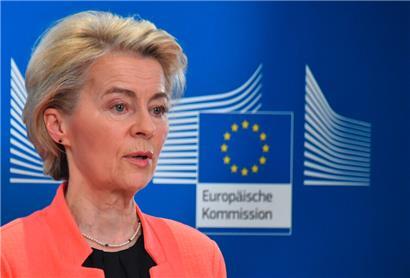 Die EU-Kommissionschefin Ursula von der Leyen kündigte in der usbekischen Stadt Samarkand Gegenmaßnahmen an, sollten Gespräche mit der US-Regierung nichts bringen
