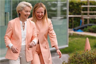 Die EU-Kommissionspräsidentin Ursula von der Leyen (l.) und die italienische Regierungschefin Giorgia Meloni haben sich gefunden
