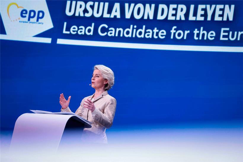Die EU-Kommissionspräsidentin Ursula von der Leyen muss nun nicht nur im EU-Parlament eine Mehrheit für ihre Wiederwahl finden
