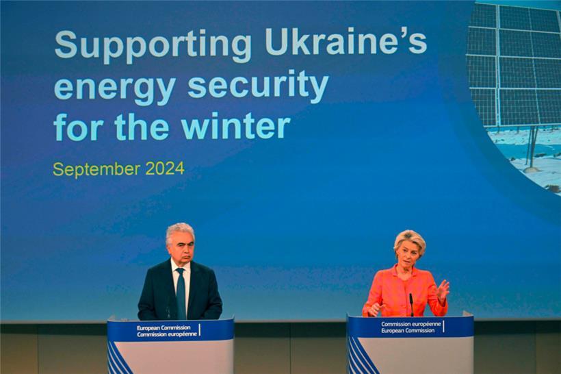 Die EU-Kommissionspräsidentin Ursula von der Leyen (r.) und der Direktor der Internationalen Energieagentur Fatih Birol sprechen unter anderem über die von Russland in der Ukraine zerstörte Energieversorgung
