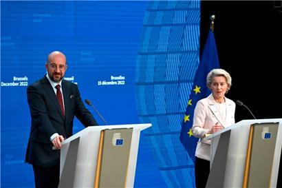 Die EU-Spitze nach dem Gipfeltreffen am späten Donnerstagabend in Brüssel: EU-Ratspräsident Charles Michel (l.) und de EU-Kommissionspräsidentin Ursula von der Leyen 
