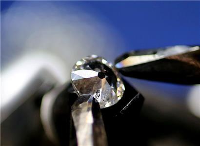 Die EU-Staaten haben ein neues Paket mit Sanktionen gegen Russland beschlossen. Ab dem 1. Januar gilt das Einfuhrverbot für die Diamanten.
